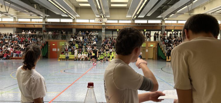 Fußballturnier begeistert die gesamte Schulgemeinschaft Fußballturnier begeistert die gesamte Schulgemeinschaft