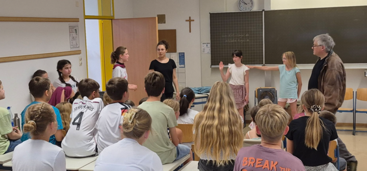 Präventionstheater „Hau ab“ begeistert unsere Fünftklässler Präventionstheater „Hau ab“ begeistert unsere Fünftklässler