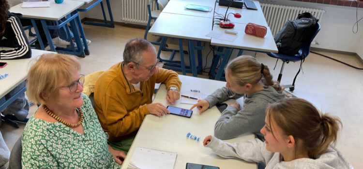 Smartphone-Kurs für Seniorinnen und Senioren an der RSM